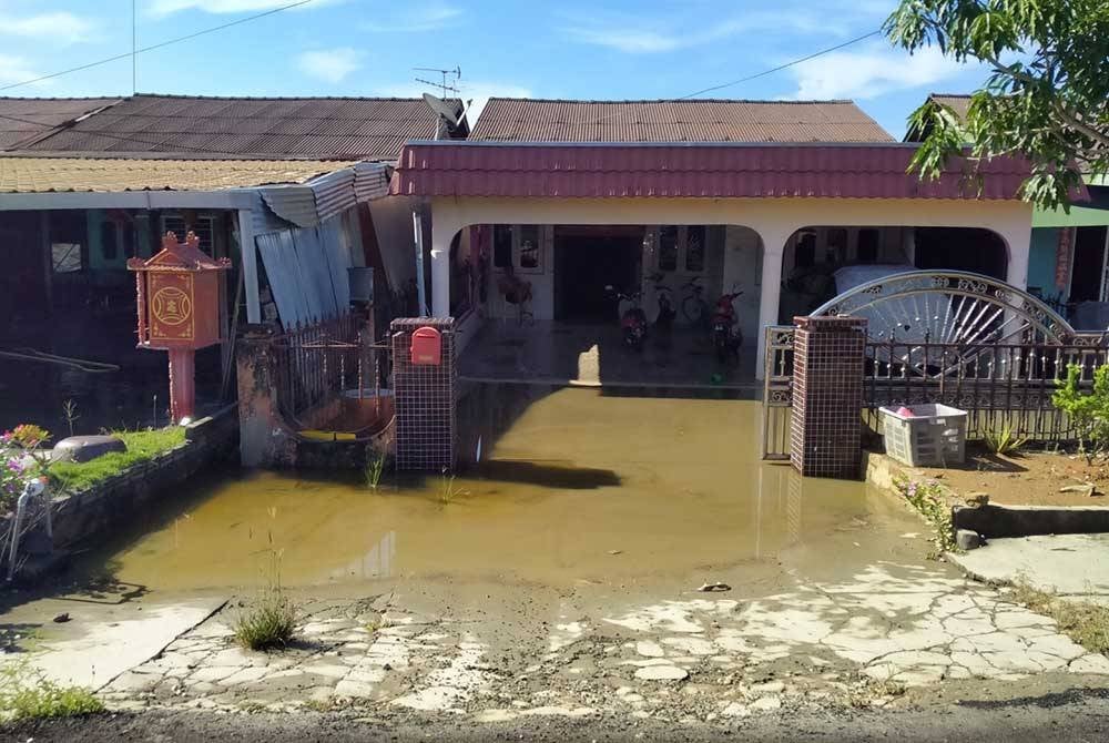 Antara rumah yang di naiki air akibat fenomena air pasang besar di Bagan Sungai Tiang.