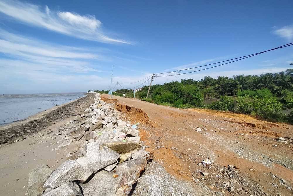 Tinjauan di Bagan Sungai Tiang mendapati jalan ban turut mengalami kerosakan akibat dibadai ombak susulan fenomena air pasang besar yang berlaku.