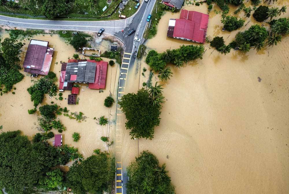 Keadaan sawah di bawah PPK Lubuk Batu bagaikan lautan selepas ditenggelami banjir.