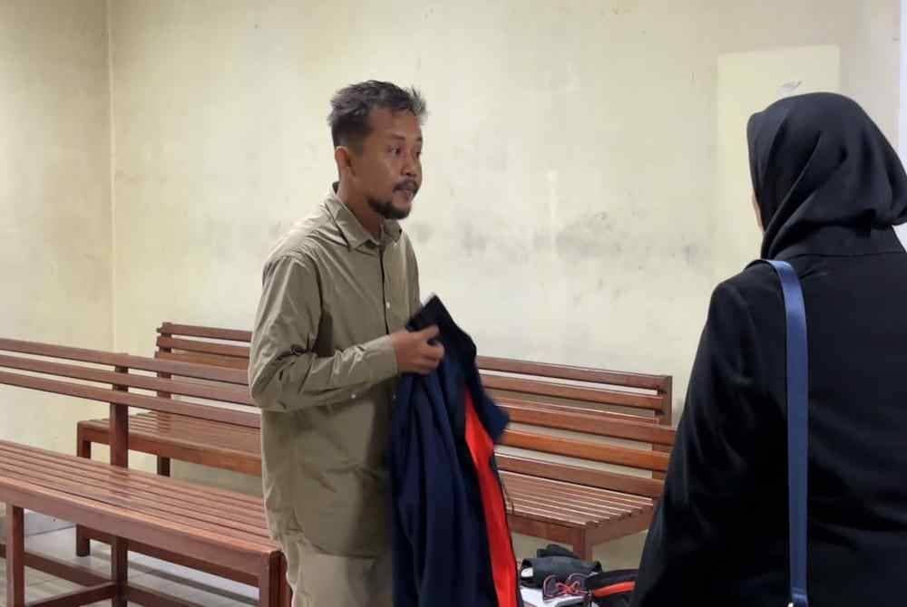 Tertuduh (kiri) ketika hadir di Mahkamah Butterworrh pada Khamis.