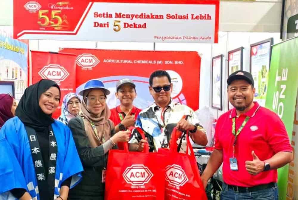 Pengarah Bahagian Pengairan dan Saliran Pertanian (BPSP), Kementerian Pertanian dan Keterjaminan Makanan (KPKM), Yuslina Mohd Sani melakukan lawatan ke reruai di laman padi untuk melihat solusi baru tanaman padi kerjasama dari Jepun.