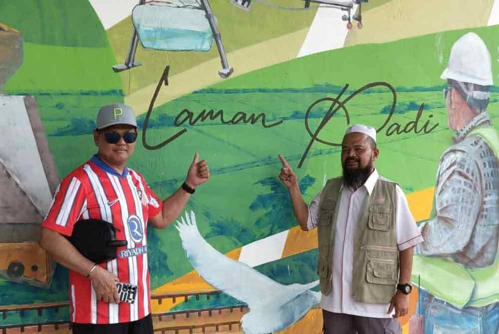 Asri (kanan) bersama Ketua Pengarah Kawal Selia Padi dan Beras, Datuk Azman Mahmood.