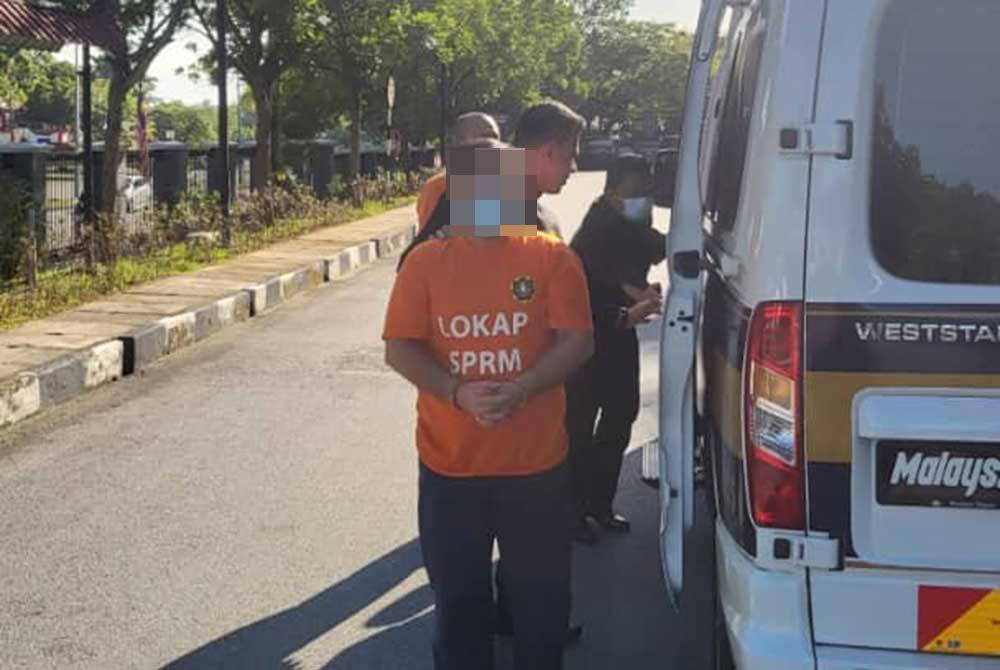 Suspek sindiket 'counter setting' membabitkan dua pegawai penguat kuasa dibawa ke Mahkamah Sivil Seremban, Negeri Sembilan pada Khamis untuk mendapatkan perintah reman.