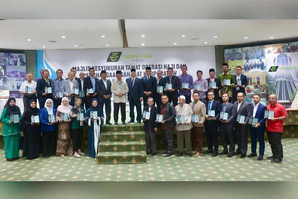 Mohd Na'im bergambar bersama Sahabat Korporat TH di Majlis Kesyukuran Sempena Tamat Operasi Haji Musim 1445 Hijrah di Menara TH pada Khamis.