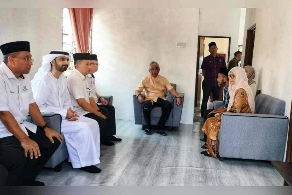 Al-Sultan Abdullah (tengah) meluangkan masa meninjau rumah milik Rahi