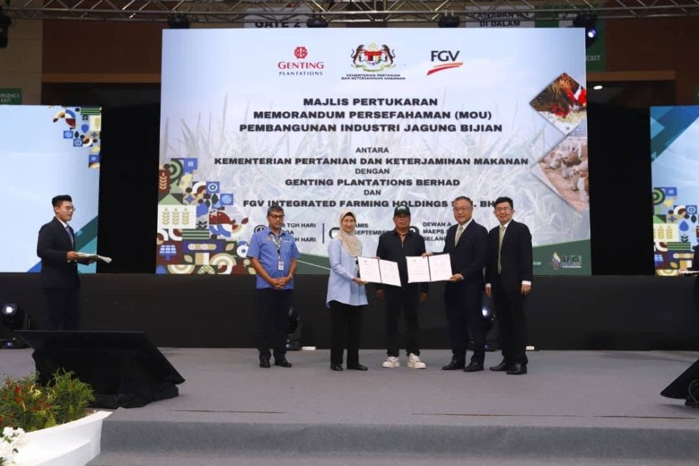Mohamad (tengah) menyaksikan pertukaran MoU antara KPKM dengan Genting Plantation dan FGVIF pada Khamis.