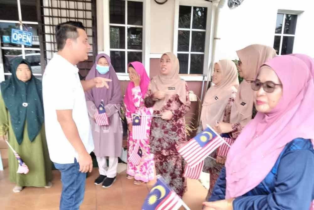 Syed Hussien pada Program Sembang Santai Bersama Calon Barisan Nasional di Perpustakaan Desa Kampung Melayu, Kluang pada Khamis.