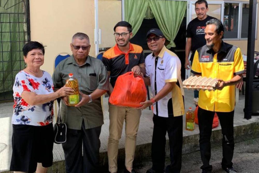 GOLONGAN memerlukan daripada pelbagai kaum mendapat manfaat daripada agihan bantuan daripada Yayasan Raja Shamri dan The 3rd Force. 