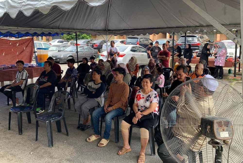 SEBAHAGIAN daripada penerima agihan bantuan barangan keperluan asas yang disampaikan Yayasan Raja Shamri dan The 3rd Force di Seri Kembangan baru-baru ini. 