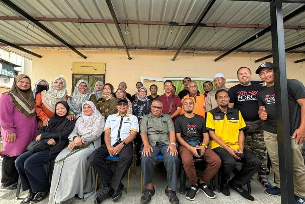 RAJA SHAMRI (duduk tiga dari kiri) bersama sukarelawan Yayasan Raja Shamri dan The 3rd Force selepas menyampaikan bantuan barangan keperluan asas kepada asnaf serta golongan memerlukan di sekitar Seri Kembangan baru-baru ini. 