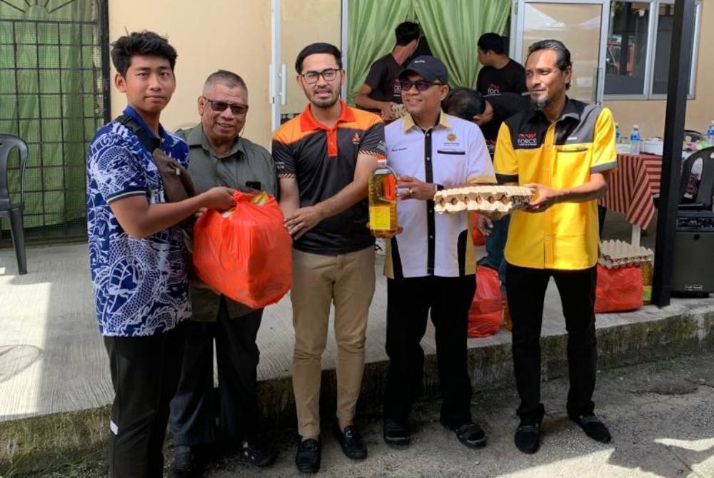 WALAUPUN sibuk dengan bantuan bencana, sukarelawan tetap menghulurkan bantuan keperluan asas kepada golongan yang memerlukan di seluruh negara. 