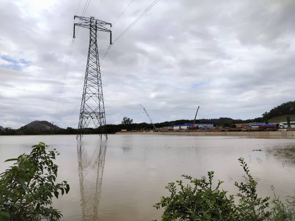Antara kawasan sawah padi yang ditenggelami air di Kampung Lubuk Batu, Jitra.