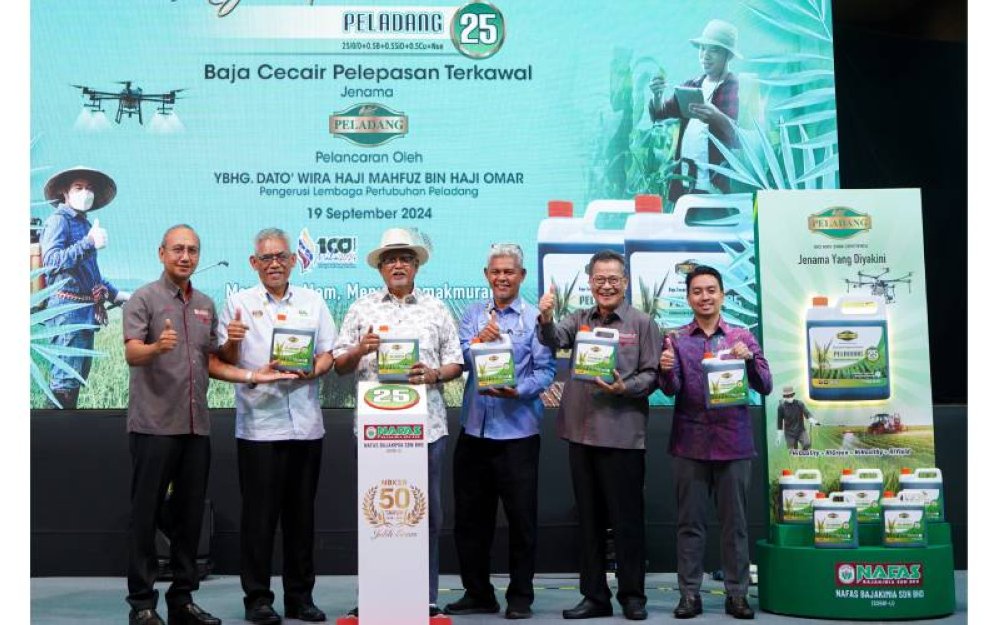 Pengerusi Lembaga Pertubuhan Peladang (LPP), Datuk Mahfuz Omar (tiga dari kiri) bersama Ketua Pegawai Eksekutif NAFAS Bajakimia Sdn Bhd, Zalifudin Md Arshad (kiri) ketika melancarkan Peladang 25 di MAEPS, di sini pada Khamis.