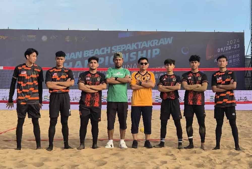Hafizie (empat dari kiri) bersama para pemain akan memulakan saingan sepak takraw pantai menentang Iraq dan India di China pada Jumaat. Foto MHM.
