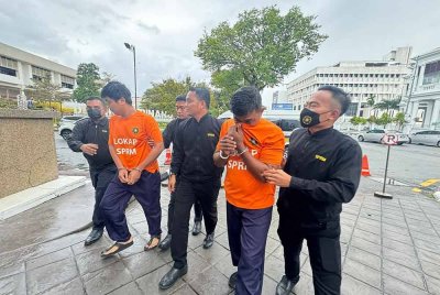 Kedua-dua suspek direman lima hari untuk membantu siasatan berhubung pemberian rasuah kepada polis bantuan sebuah agensi kerajaan.