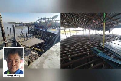 Jeti pelancong turut rosak akibat dibadai ombak besar di Bagan Sungai Burung. Gambar kanan: Pelantar milik Weng Kiang yang rosak akibat dibadai ombak besar dalam kejadian pada Rabu di Bagan Sungai Burung di sini.