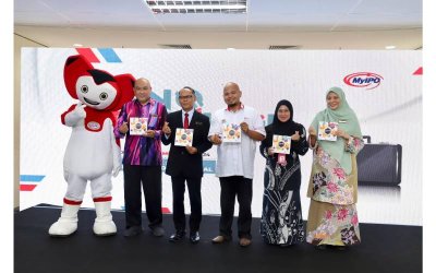 Ketua Pengarah MyIPO, Kamal Kormin (tiga, kiri) ketika melancarkan katalog harta intelek pada program Innopreneur: IP Solution for Entrepreneurs, pada Khamis.