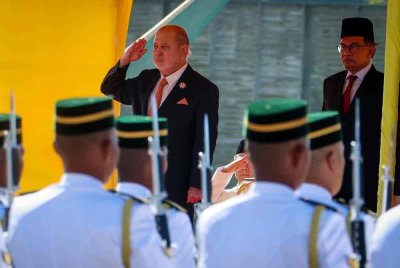 Yang di-Pertuan Agong Sultan Ibrahim berkenan menerima hormat diraja dari Batalion 1 Rejimen Askar Melayu Diraja sebelum berangkat ke China hari ini untuk mengadakan Lawatan Negara selama empat hari atas jemputan Presiden Xi Jinping. Foto Bernama