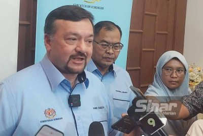 Amir Hamzah (kiri) ketika ditemui pemberita selepas sesi libat urus bersama penggiat pelancongan Terengganu.