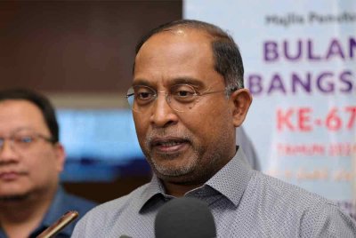 Menteri Pendidikan Tinggi Datuk Seri Dr Zambry Abdul Kadir (kanan) bercakap kepada pemberita selepas menghadiri Majlis Penutup Sambutan Bulan Kebangsaan Ke-67 di Pusat Konvensyen, Hab Pendidikan Tinggi Pagoh (HPTP) pada Khamis. Foto Bernama