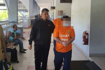 Suspek sindiket 'counter setting' membabitkan dua pegawai penguat kuasa direman SPRM setelah mendapat kebenaran Mahkamah Sivil Seremban, Negeri Sembilan pada Khamis.