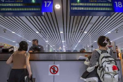 SPRM pada Rabu mencadangkan kakitangan imigresen yang bertugas di KLIA dilarang menggunakan telefon bimbit. Foto Bernama