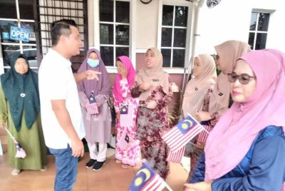 Syed Hussien pada Program Sembang Santai Bersama Calon Barisan Nasional di Perpustakaan Desa Kampung Melayu, Kluang pada Khamis.