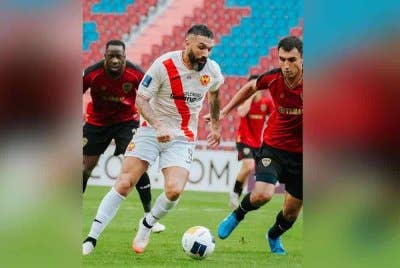 Fernandez (tengah) membantu Selangor FC meraih satu mata ketika menentang Muangthong dalam saingan ACL 2 di Bangkok pada Khamis. Foto FB Selangor FC