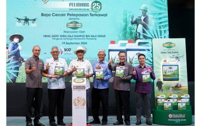 Pengerusi Lembaga Pertubuhan Peladang (LPP), Datuk Mahfuz Omar (tiga dari kiri) bersama Ketua Pegawai Eksekutif NAFAS Bajakimia Sdn Bhd, Zalifudin Md Arshad (kiri) ketika melancarkan Peladang 25 di MAEPS, di sini pada Khamis.
