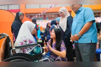 Siew Khim bertanyakan khabar salah seorang mangsa banjir di PPS Lahar Yooi pada Khamis.