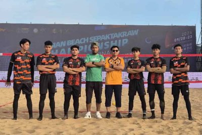 Hafizie (empat dari kiri) bersama para pemain akan memulakan saingan sepak takraw pantai menentang Iraq dan India di China pada Jumaat. Foto MHM.