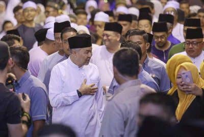 Timbalan Perdana Menteri Datuk Seri Dr Ahmad Zahid Hamidi ketika hadir Majlis Malam Kluang Berselawat di Masjid Kampung Tengah hari ini. Foto Bernama