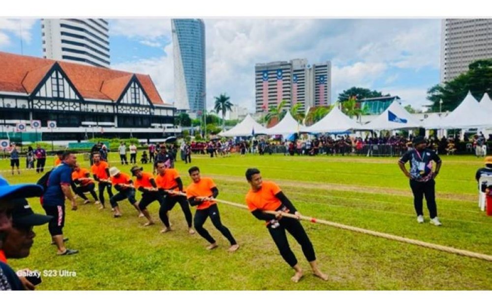 Peserta PTPTN memenangi pingat perak Pertandingan Tarik Tali Lelaki.