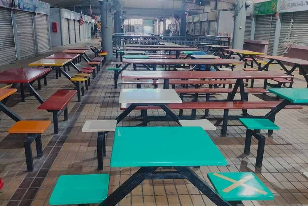 Keadaan lengang meresahkan peniaga di Terminal Pengangkutan Awam Kluang.