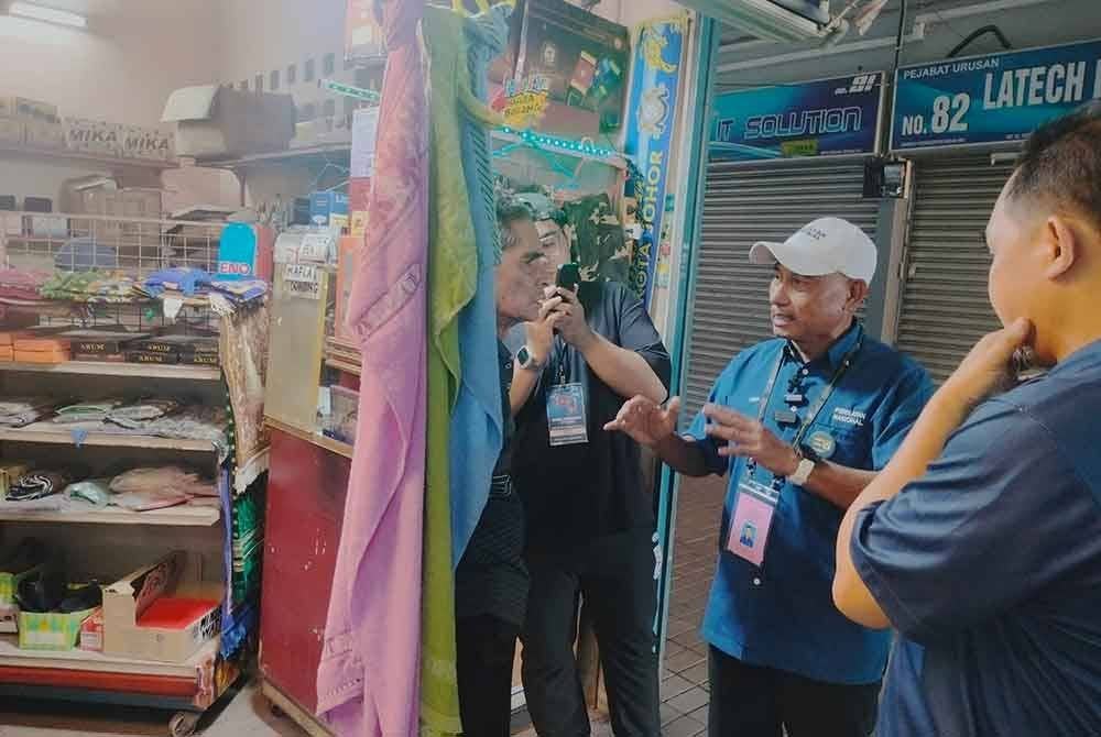 Mohamad Haizan bertemu peniaga di tingkat satu Terminal Pengangkutan Awam Kluang.