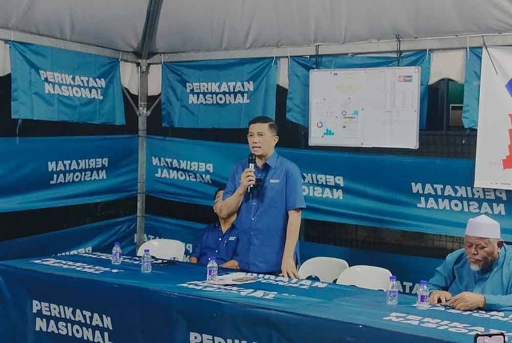 Mohamed Azmin pada program ceramah kelompok di Pusat Daerah Mengundi (PDM) Mesjid Lama, Kampung Melayu Kluang, pada malam Khamis.