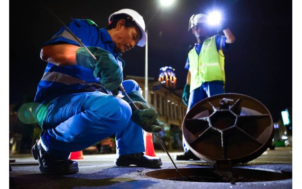 Seorang pekerja IWK komited memeriksa dan membersihkan kawasan pembetungan. 