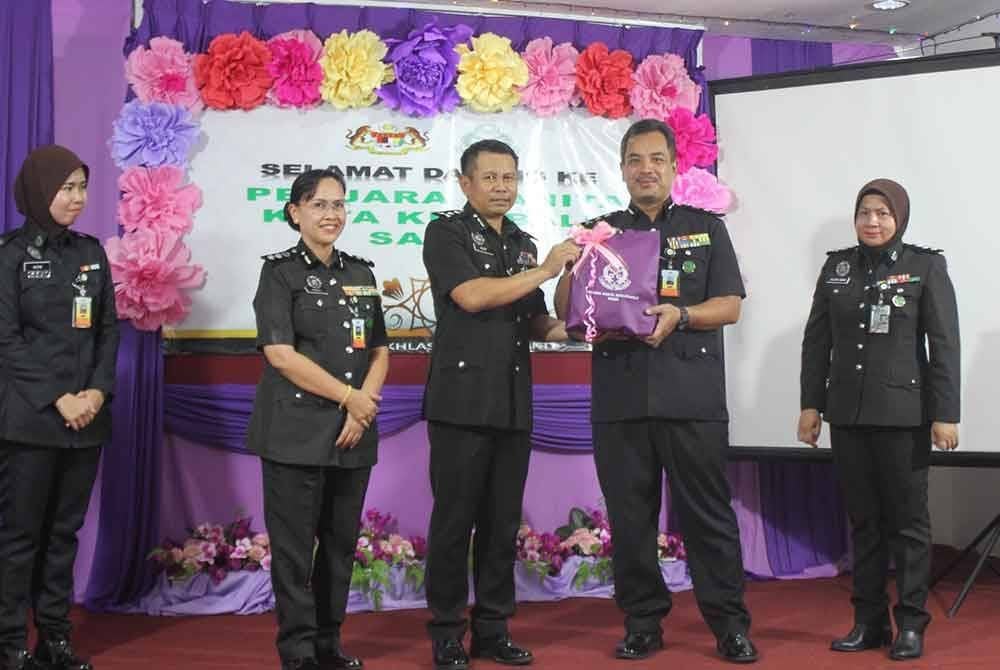 Marzuki (dua dari kanan) menerima cenderamata daripada Timbalan Pengarah Penjara Sabah dan Labuan pada majlis perasmian penutupan Program Psiko Pendidikan Kaunseling Kerjaya Penghuni Penjara Wanita Peringkat Zon Sabah Tahun 2024 di Penjara Wanita Kota Kinabalu.