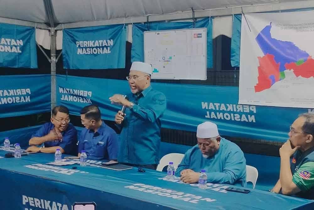 Idris (tengah) menyampaikan ceramah kelompok di Pusat Daerah Mengundi (PDM) Mesjid Lama, Kampung Melayu Kluang pada malam Khamis.