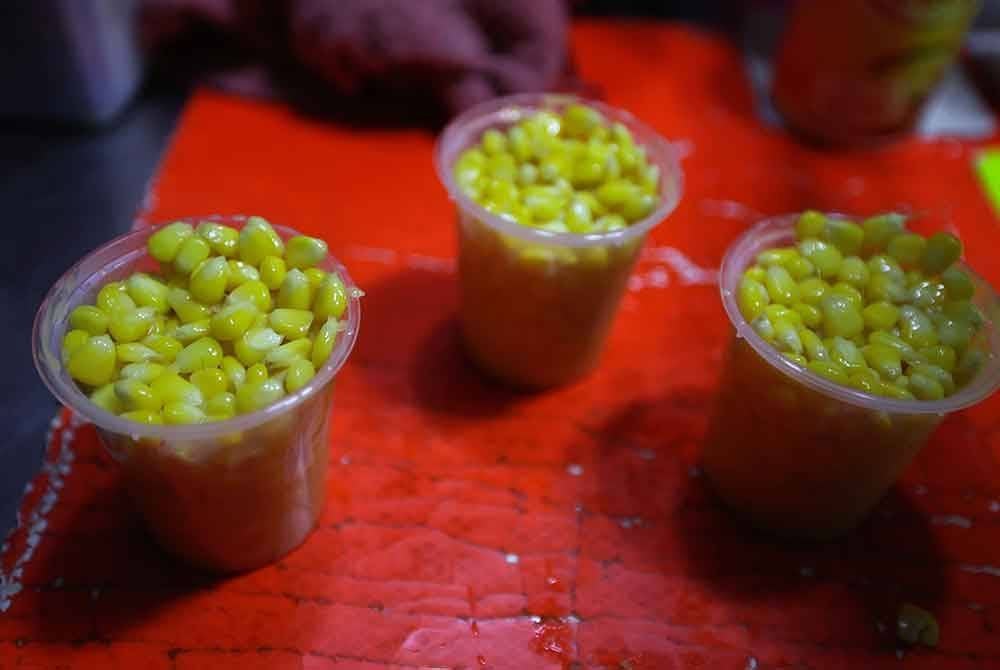 Jagung rebus masih lagi dijual pada RM2 secawan oleh peniaga Hasrin Masnawi, 55 meskipun terdapat rata-rata kenaikan harga bahan mentah. Foto Bernama