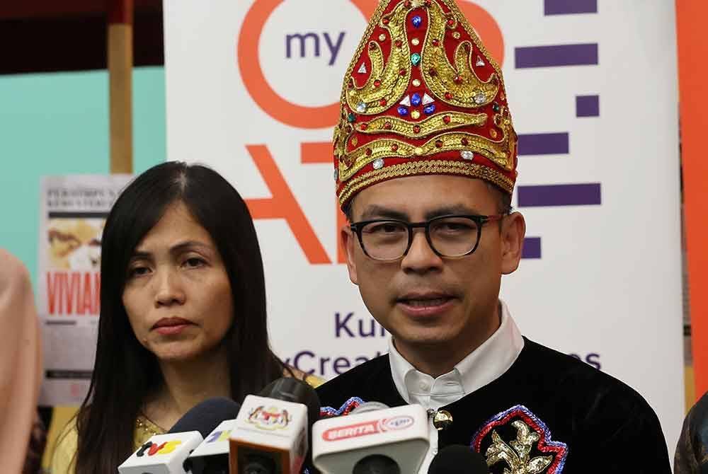 Fahmi Fadzil (kanan) ketika sidang media pada Majlis Perhimpunan Bulanan Kementerian Komunikasi bagi Bulan September di Kementeriannya pada Jumaat. Foto Bernama