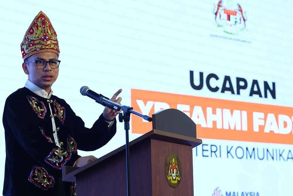 Fahmi Fadzil (kanan) ketika berucap pada Majlis Perhimpunan Bulanan Kementerian Komunikasi bagi Bulan September di Kementeriannya pada Jumaat.