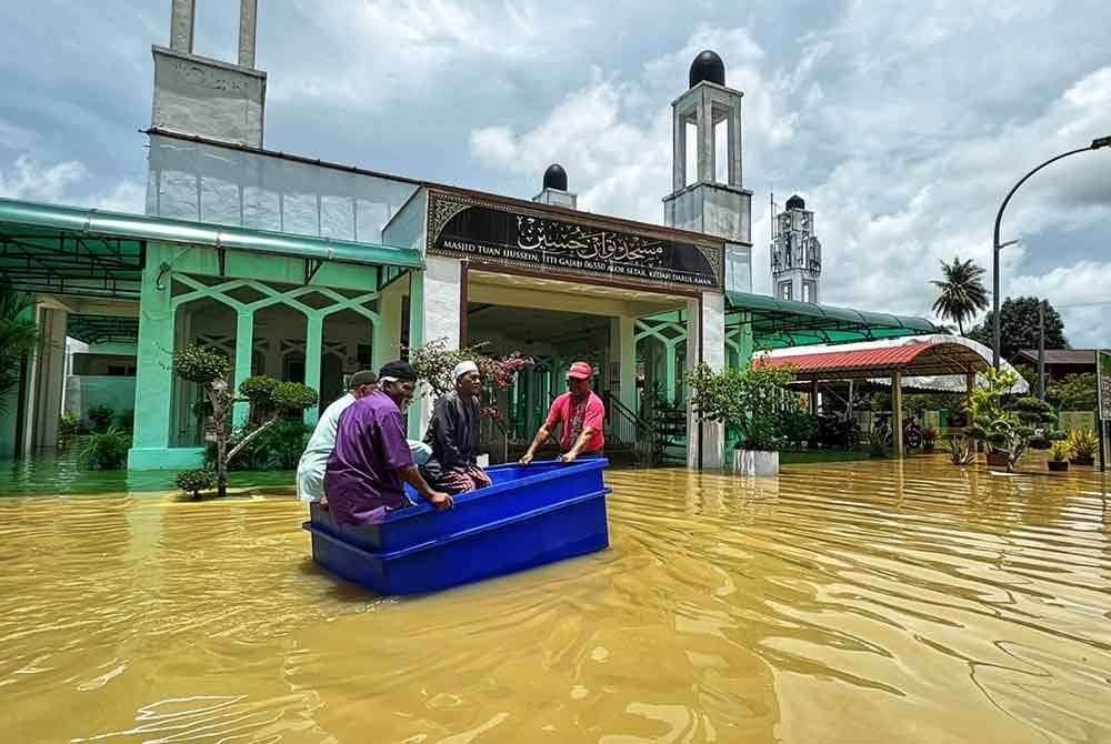 Kira-kira 300 jemaah hadir menunaikan solat Jumaat.