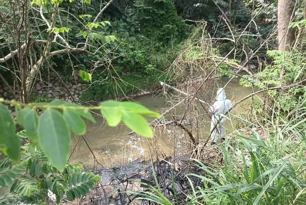 Kerja-kerja pemantauan terhadap sungai tercemar di Johor Bahru.