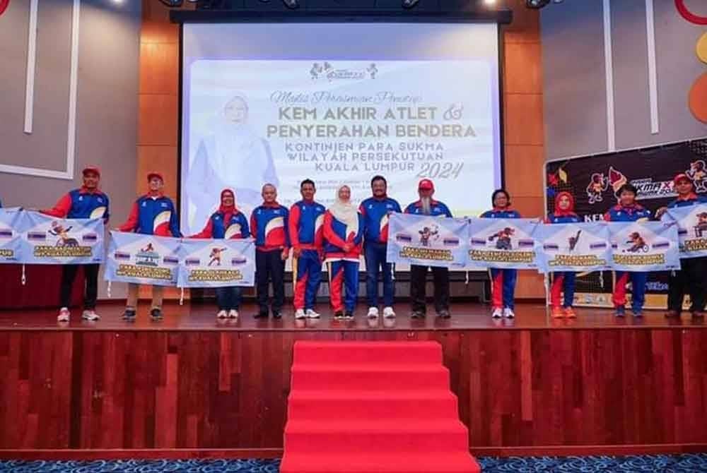 Zaliha (tengah) pada Majlis Penutupan Kem Akhir dan Penyerahan Kontinjen Para Sukma Wilayah Persekutuan Kuala Lumpur.