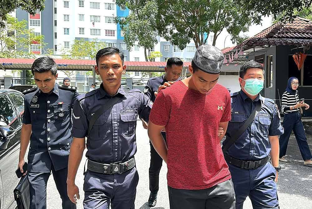 Muhammad Fawzun diiring polis ketika hadir ke mahkamah