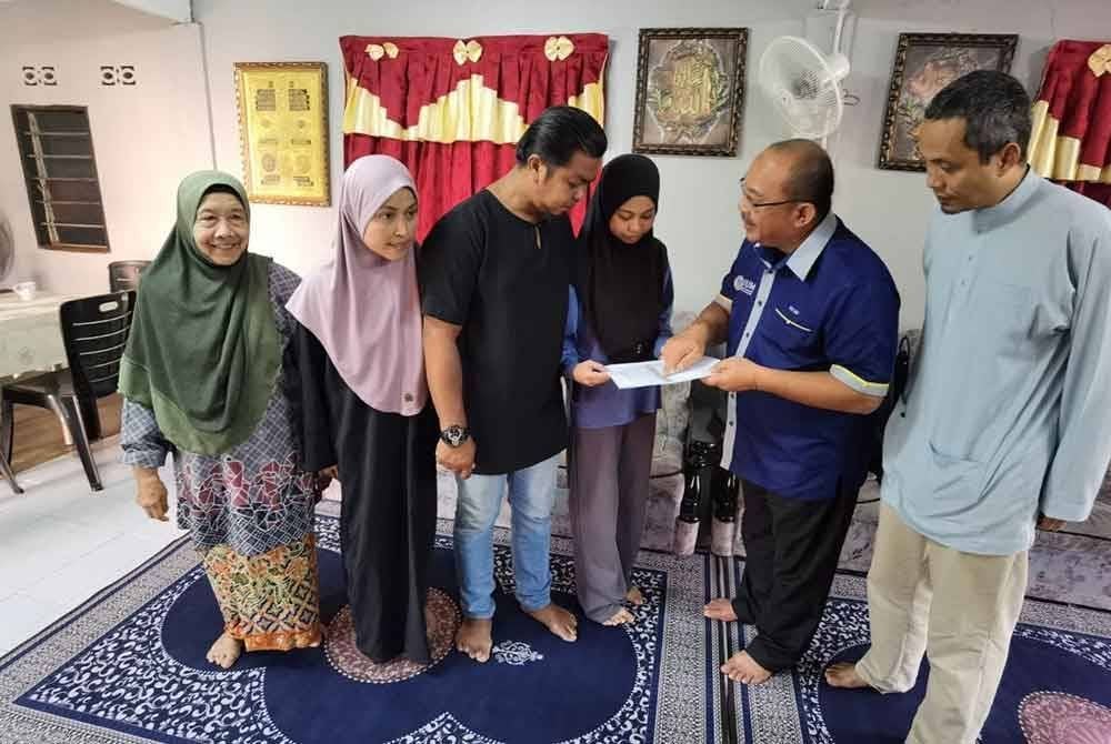 Mohd Foad (dua kanan) tidak mahu ada keluarga yang risau untuk menghantar anak mereka meneruskan pengajian di UUM kerana masalah kewangan. - Foto UUM