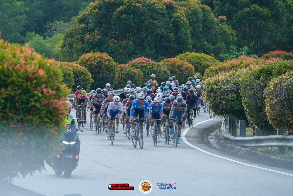 Pasukan berbasikal Terengganu mengetuai acara tersebut.