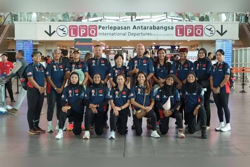 Mohd Faiz bersama pemain Bunga Raya 7s wanita negara yang menggalas cabaran Siri Kedua Kejuaraan Ragbi 7s Asia Hangzhou 2024 di China.