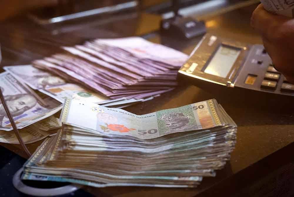 Pada 6 petang, mata wang tempatan itu meningkat kepada 4.2005/2070 berbanding dolar AS daripada 4.2025/2105 ketika ditutup pada Khamis. Foto hiasan